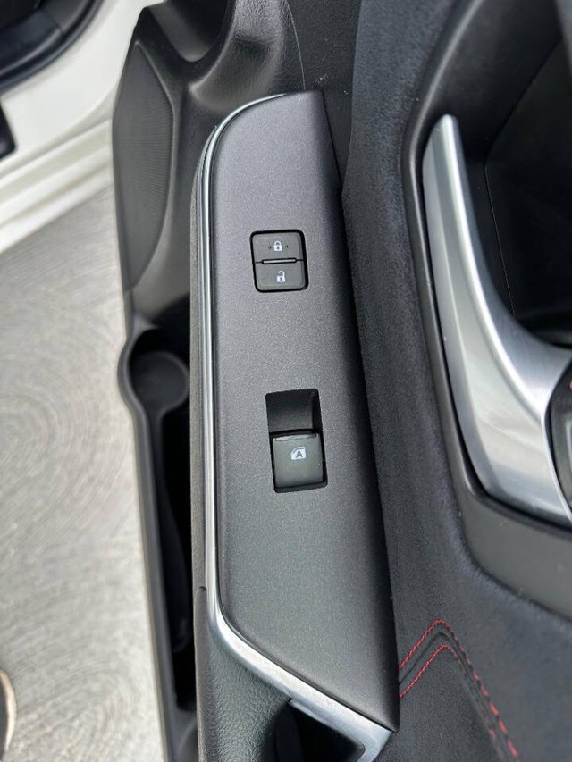 Toyota Camry Vehicle Full-screen Gallery Image 18