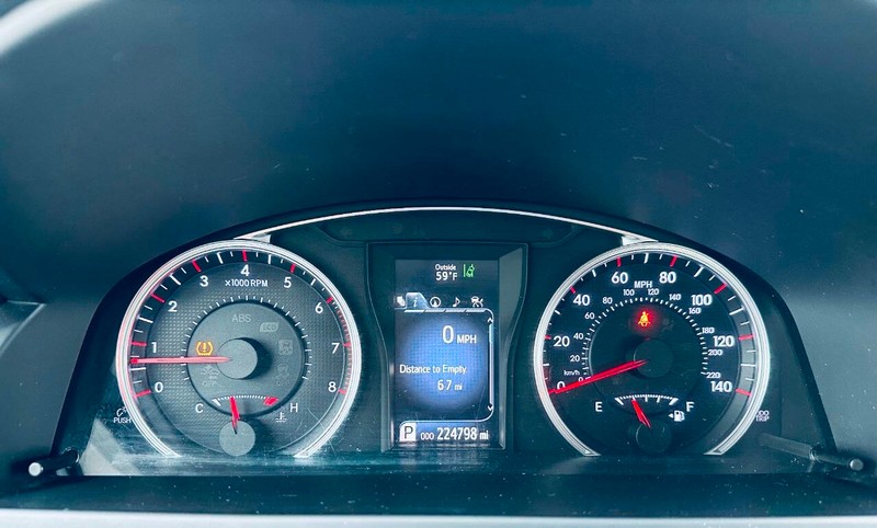 Toyota Camry Vehicle Full-screen Gallery Image 11