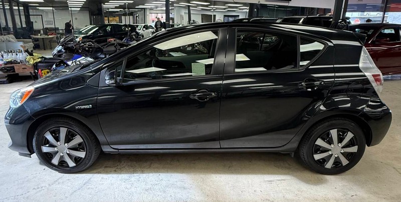 Toyota Prius c Vehicle Full-screen Gallery Image 02