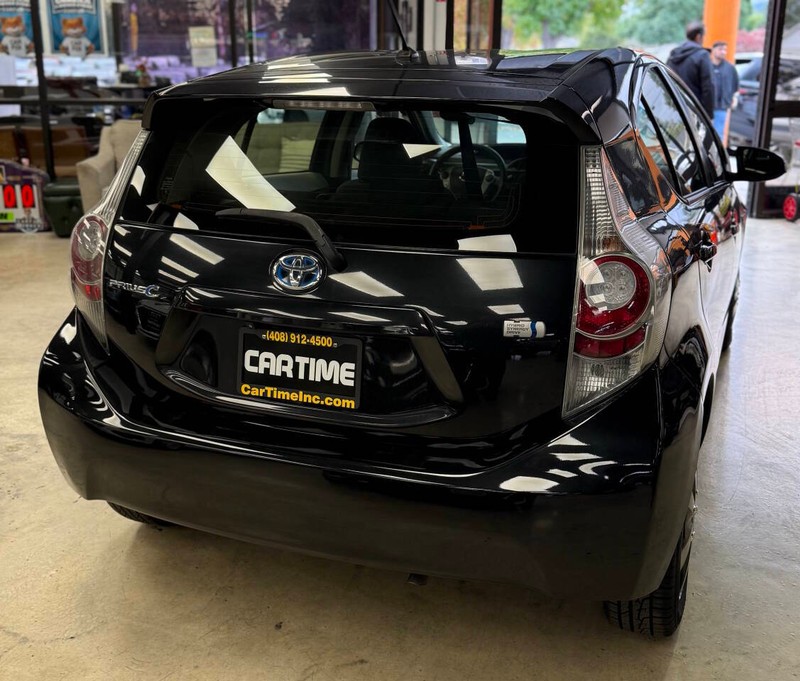 Toyota Prius c Vehicle Full-screen Gallery Image 08