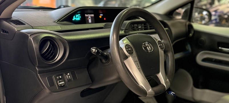 Toyota Prius c Vehicle Full-screen Gallery Image 09
