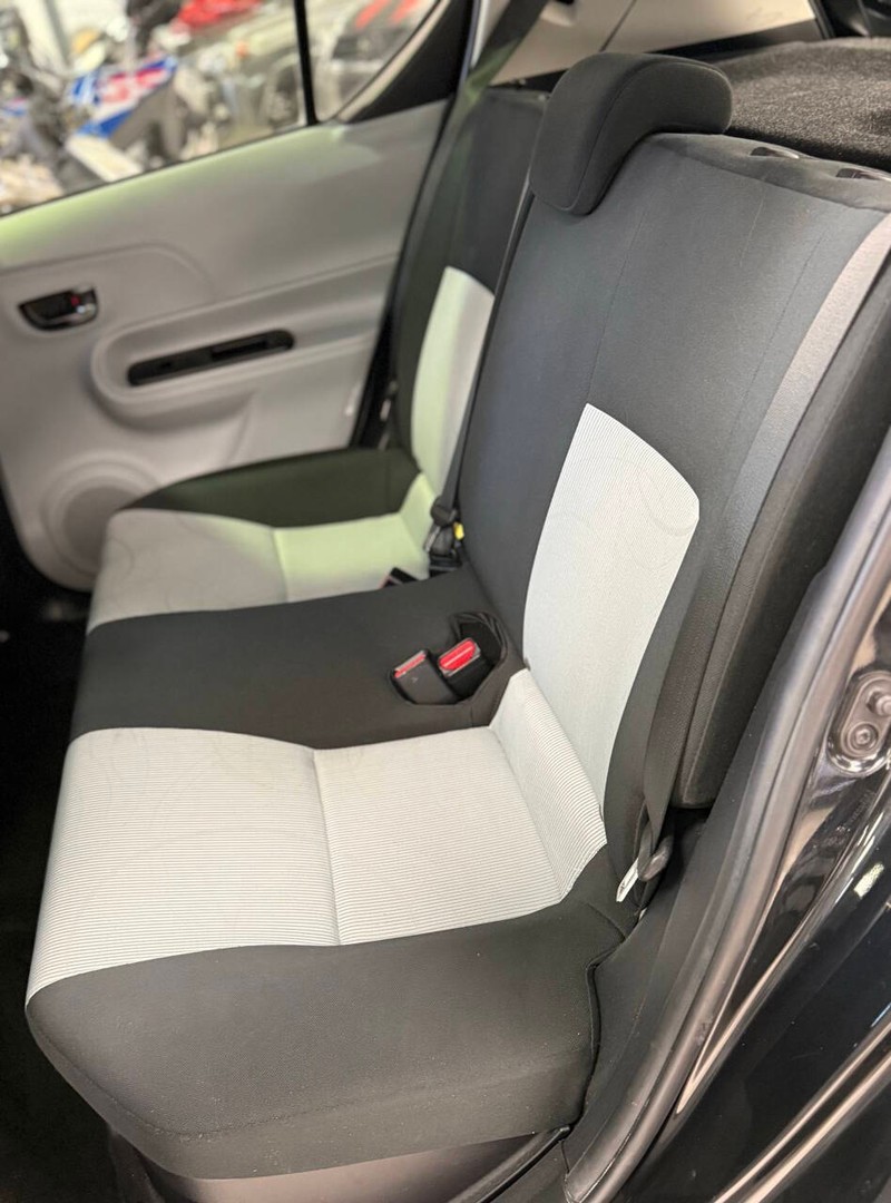 Toyota Prius c Vehicle Full-screen Gallery Image 15