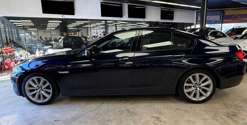 BMW 5 Series Vehicle Full-screen Gallery Image 04