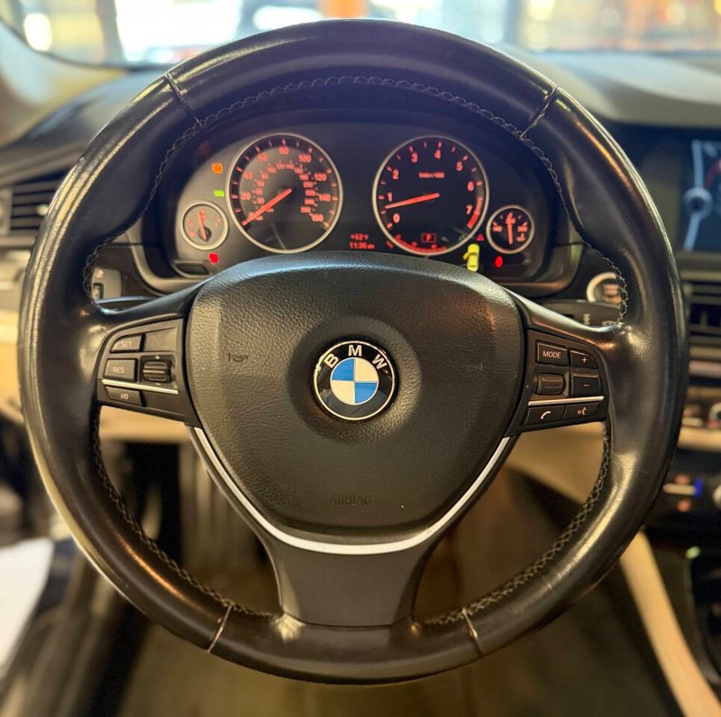 BMW 5 Series Vehicle Full-screen Gallery Image 11