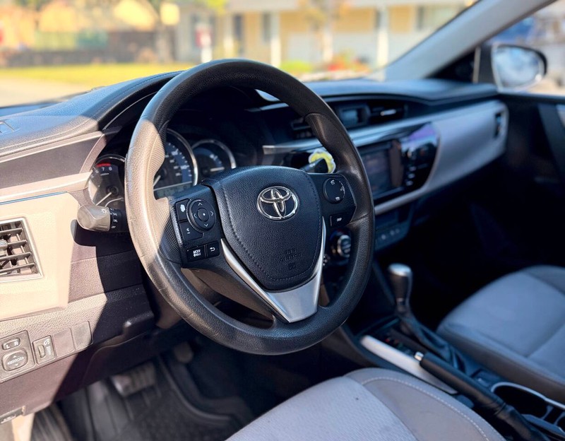 Toyota Corolla Vehicle Full-screen Gallery Image 09