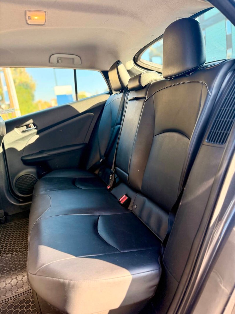 Toyota Prius Prime Vehicle Full-screen Gallery Image 11