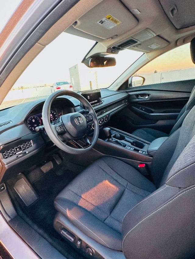 Honda Accord Sedan Vehicle Full-screen Gallery Image 14