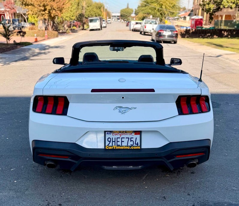Ford Mustang Vehicle Full-screen Gallery Image 03