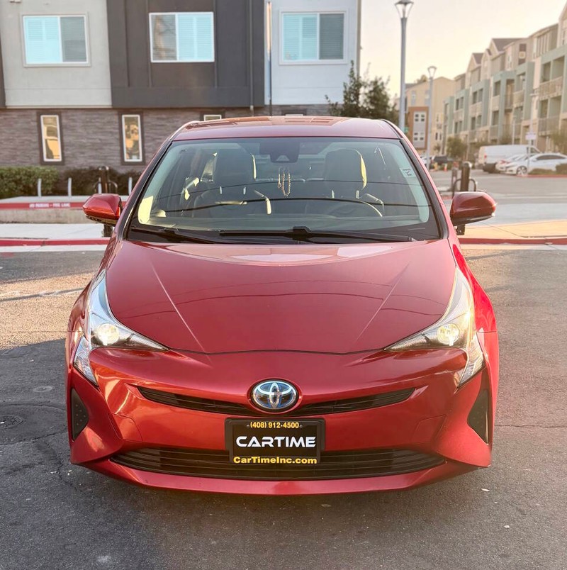 Toyota Prius Vehicle Full-screen Gallery Image 03