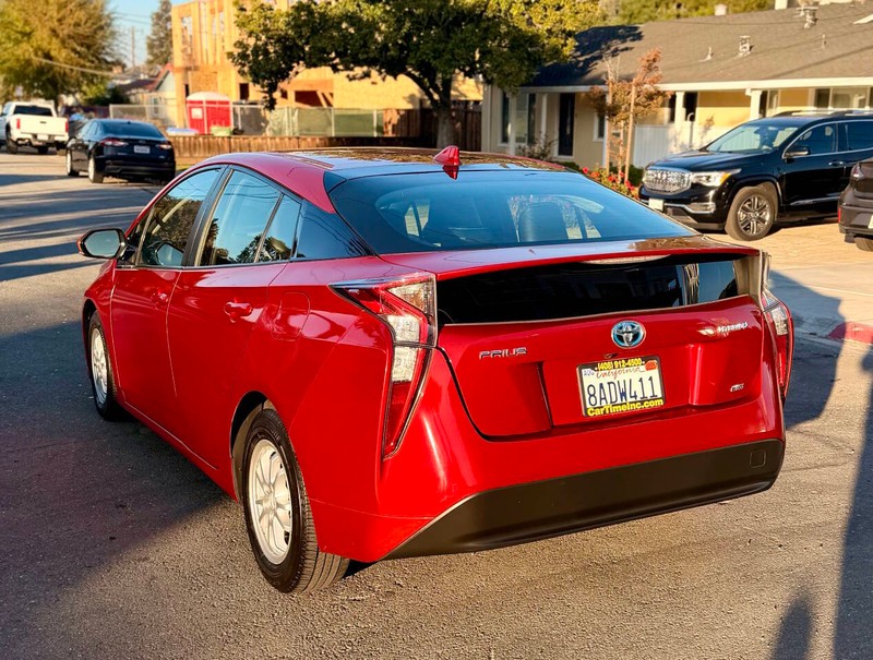 Toyota Prius Vehicle Full-screen Gallery Image 04