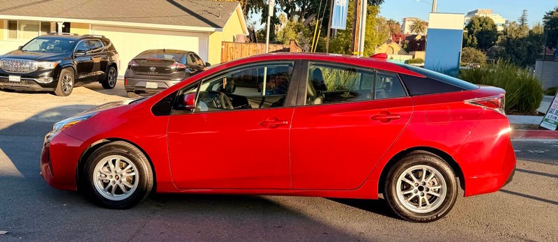 Toyota Prius Vehicle Full-screen Gallery Image 07