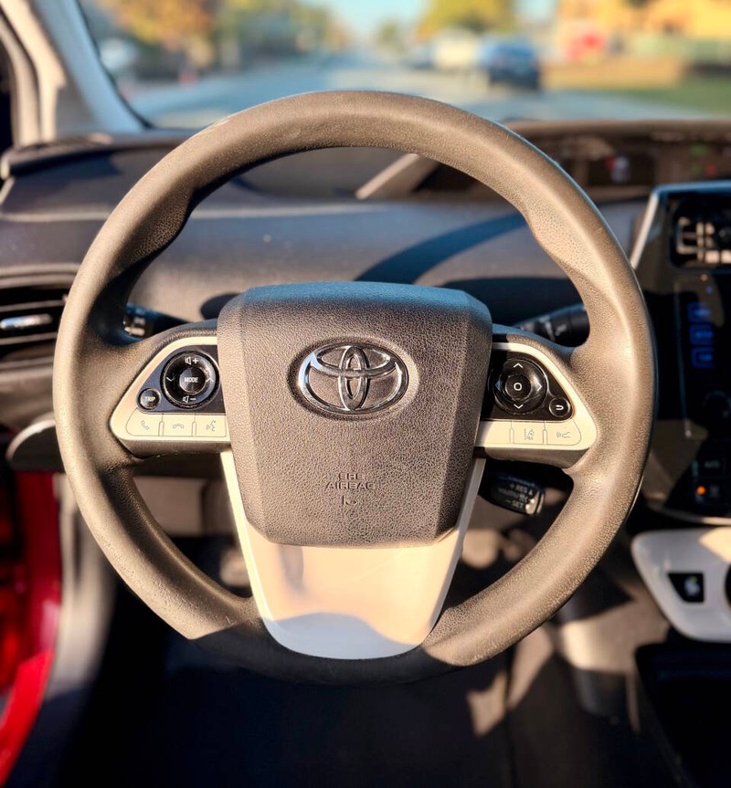 Toyota Prius Vehicle Full-screen Gallery Image 09