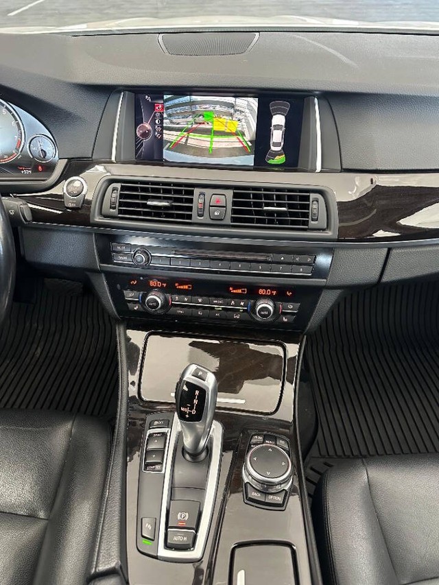BMW 5 Series Vehicle Full-screen Gallery Image 12