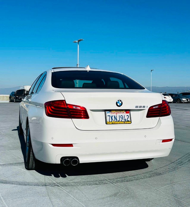 BMW 5 Series Vehicle Full-screen Gallery Image 05