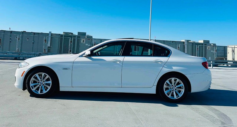 BMW 5 Series Vehicle Full-screen Gallery Image 08