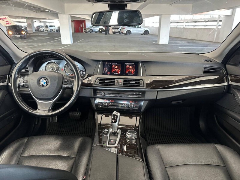 BMW 5 Series Vehicle Full-screen Gallery Image 09