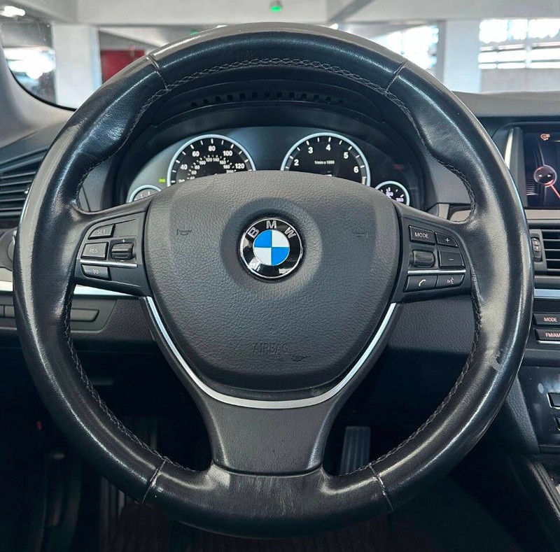 BMW 5 Series Vehicle Full-screen Gallery Image 10