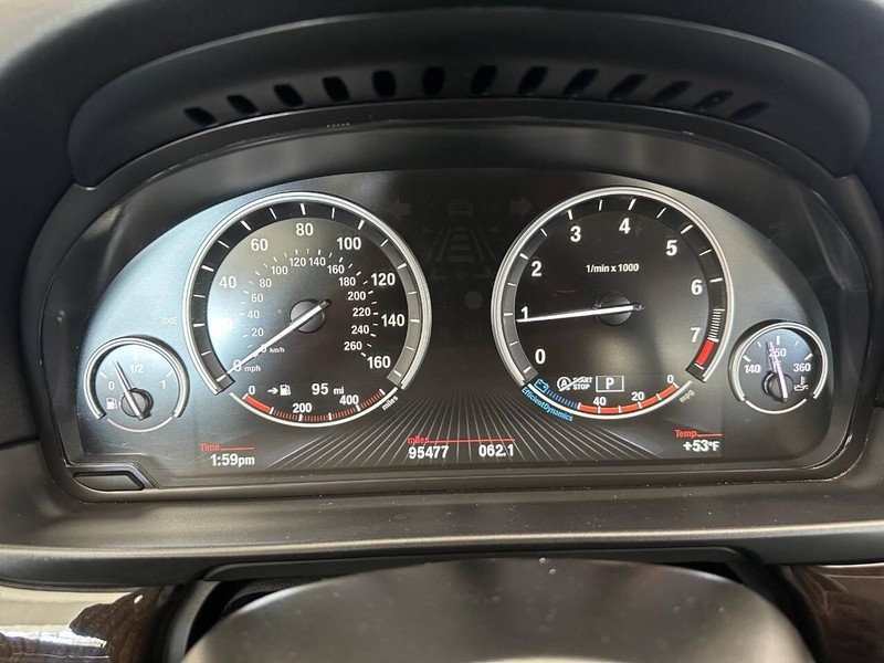 BMW 5 Series Vehicle Full-screen Gallery Image 11