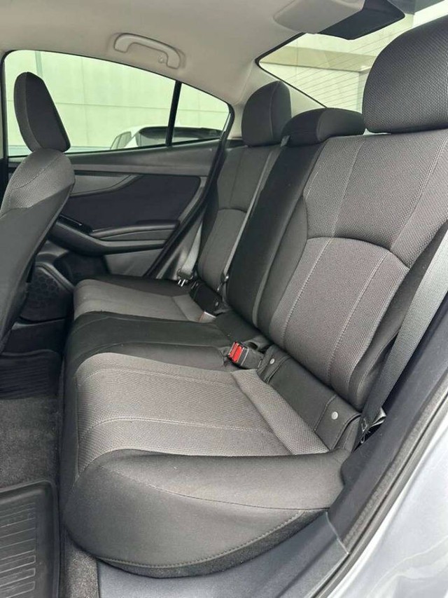 Subaru Impreza Vehicle Full-screen Gallery Image 15