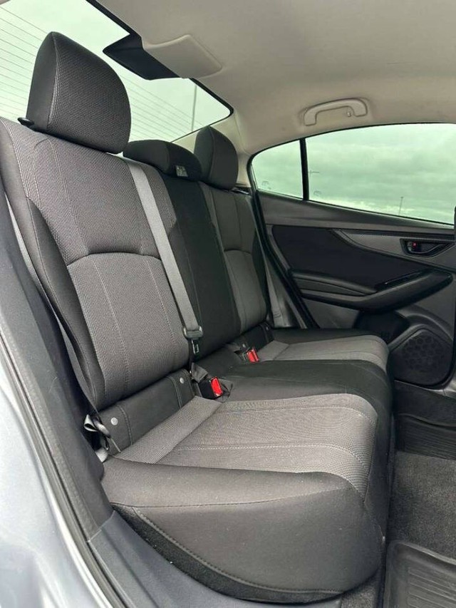 Subaru Impreza Vehicle Full-screen Gallery Image 17