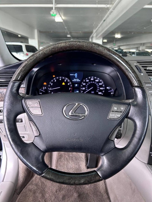 Lexus LS 460 Vehicle Full-screen Gallery Image 12