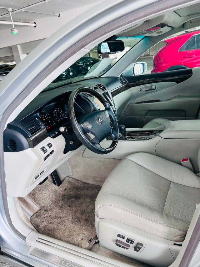Lexus LS 460 Vehicle Full-screen Gallery Image 13