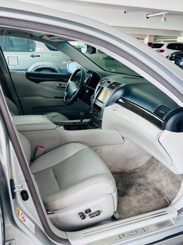 Lexus LS 460 Vehicle Full-screen Gallery Image 16