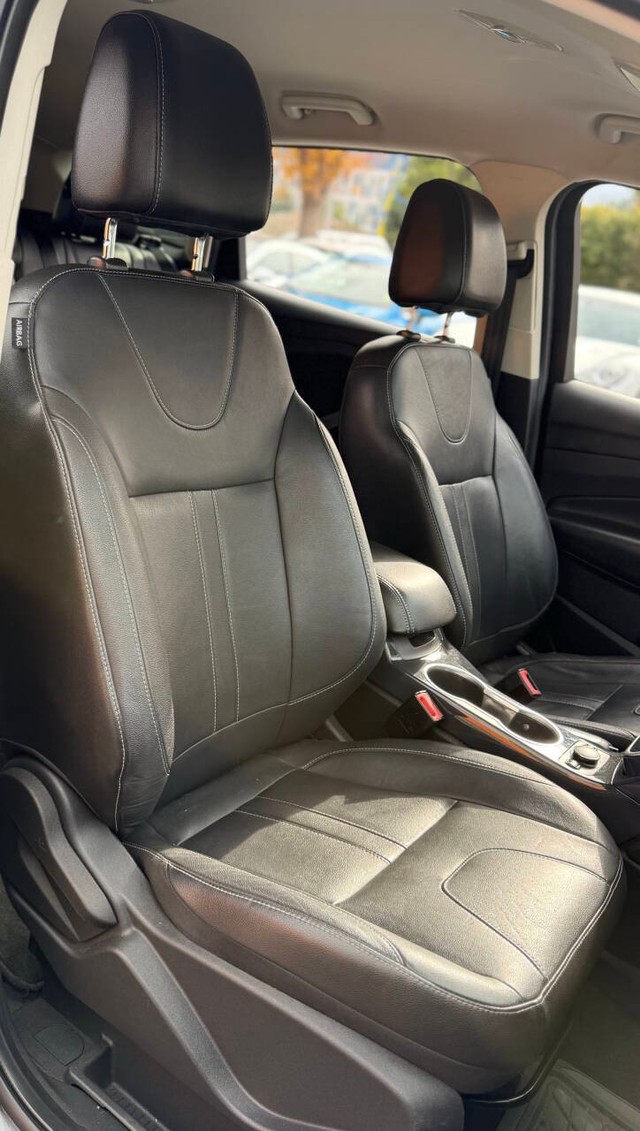 Ford Escape Vehicle Full-screen Gallery Image 16
