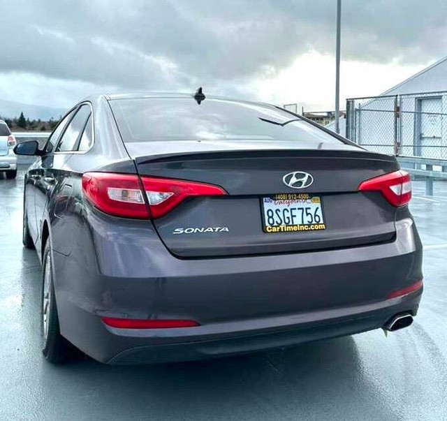 Hyundai Sonata Vehicle Full-screen Gallery Image 03
