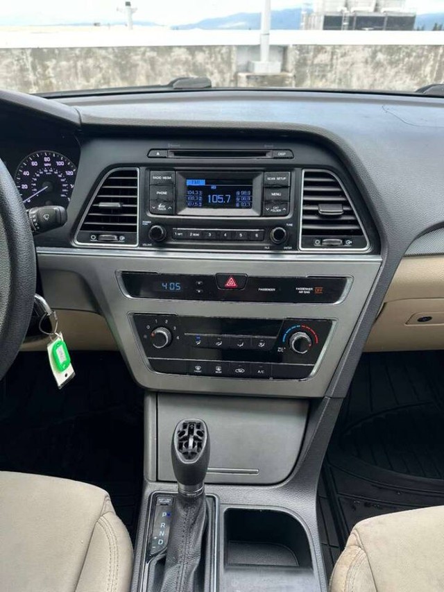 Hyundai Sonata Vehicle Full-screen Gallery Image 13