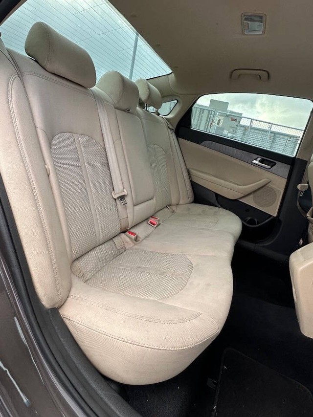 Hyundai Sonata Vehicle Full-screen Gallery Image 17