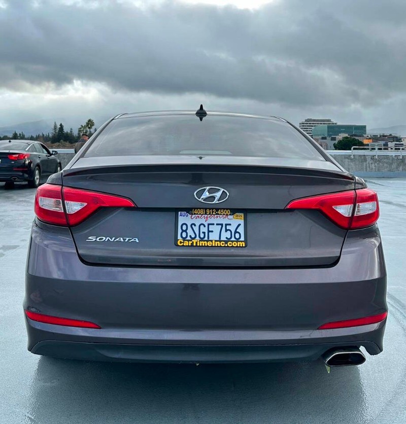 Hyundai Sonata Vehicle Full-screen Gallery Image 07