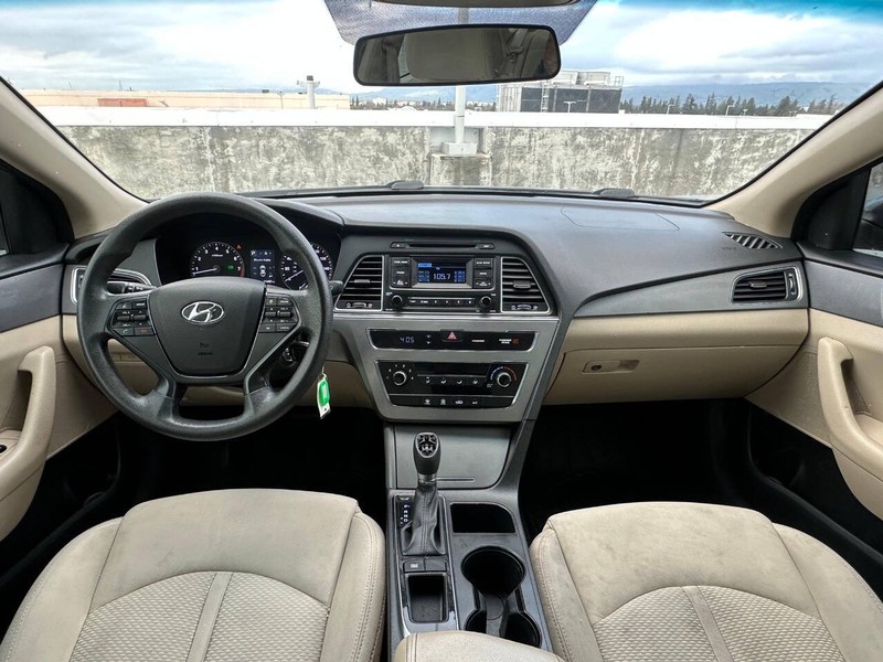 Hyundai Sonata Vehicle Full-screen Gallery Image 10