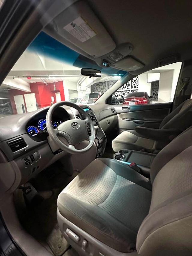 Toyota Sienna Vehicle Full-screen Gallery Image 15