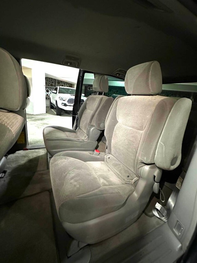 Toyota Sienna Vehicle Full-screen Gallery Image 16