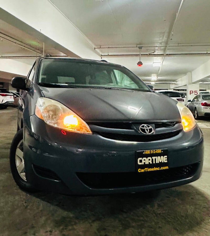 Toyota Sienna Vehicle Full-screen Gallery Image 03