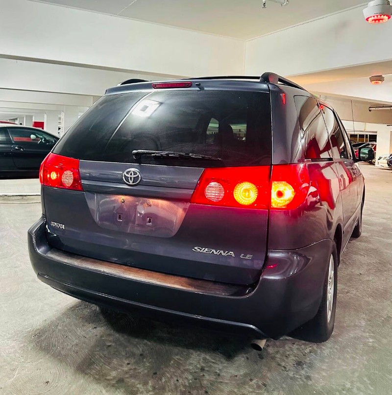 Toyota Sienna Vehicle Full-screen Gallery Image 07