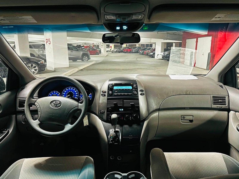 Toyota Sienna Vehicle Full-screen Gallery Image 10