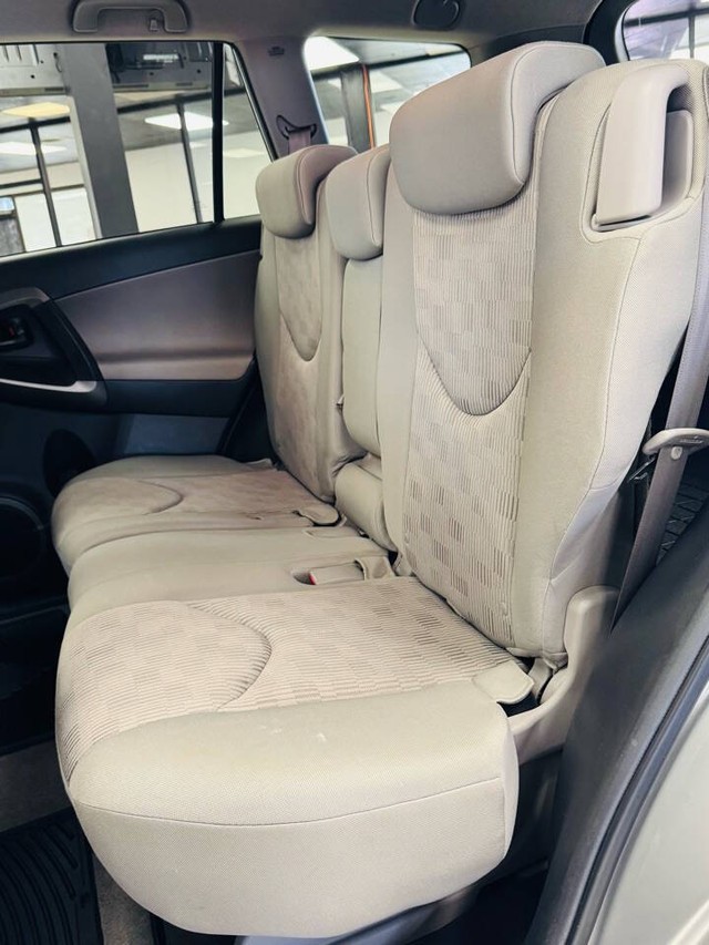 Toyota RAV4 Vehicle Full-screen Gallery Image 15