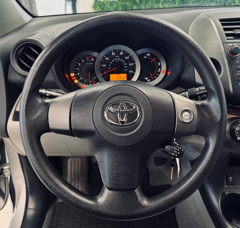 Toyota RAV4 Vehicle Full-screen Gallery Image 11