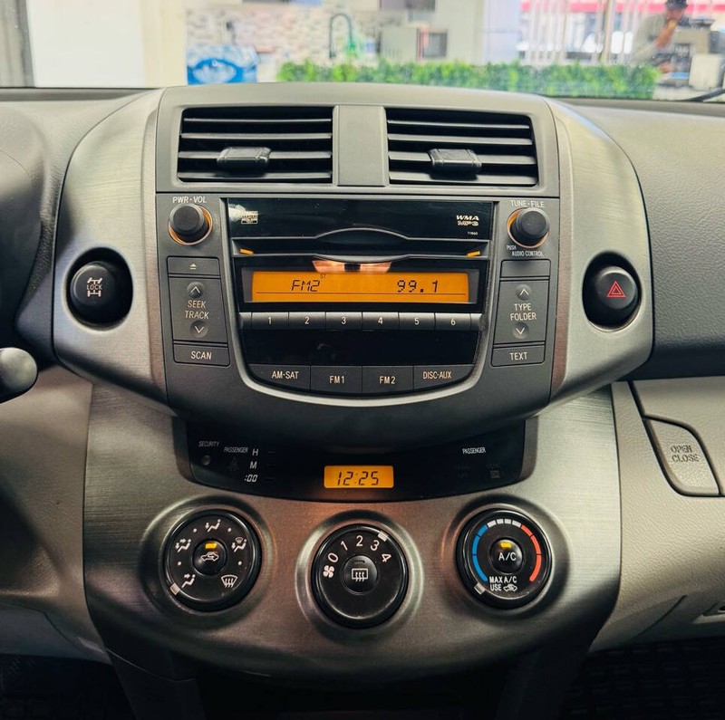 Toyota RAV4 Vehicle Full-screen Gallery Image 12