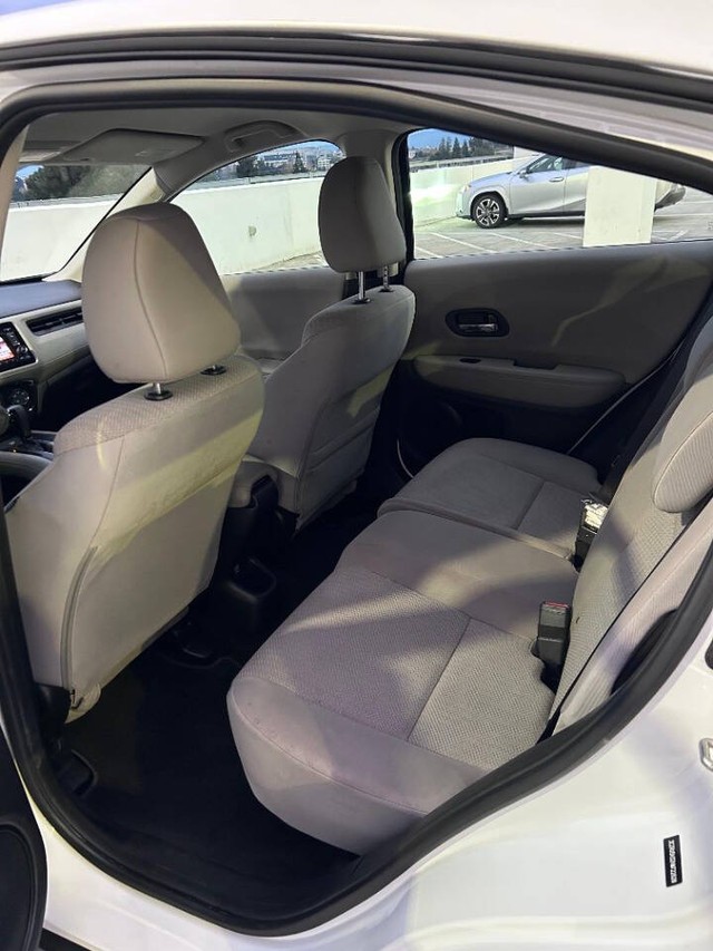 Honda HR-V Vehicle Full-screen Gallery Image 15