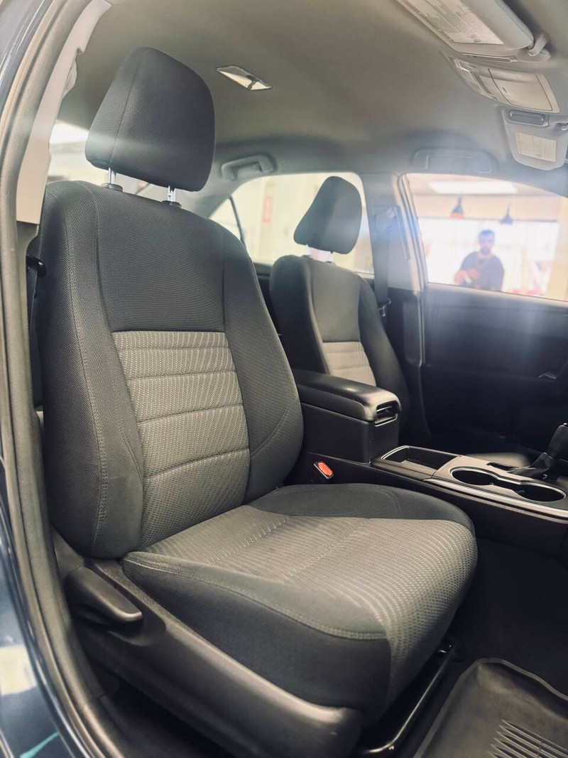 Toyota Camry Vehicle Full-screen Gallery Image 13