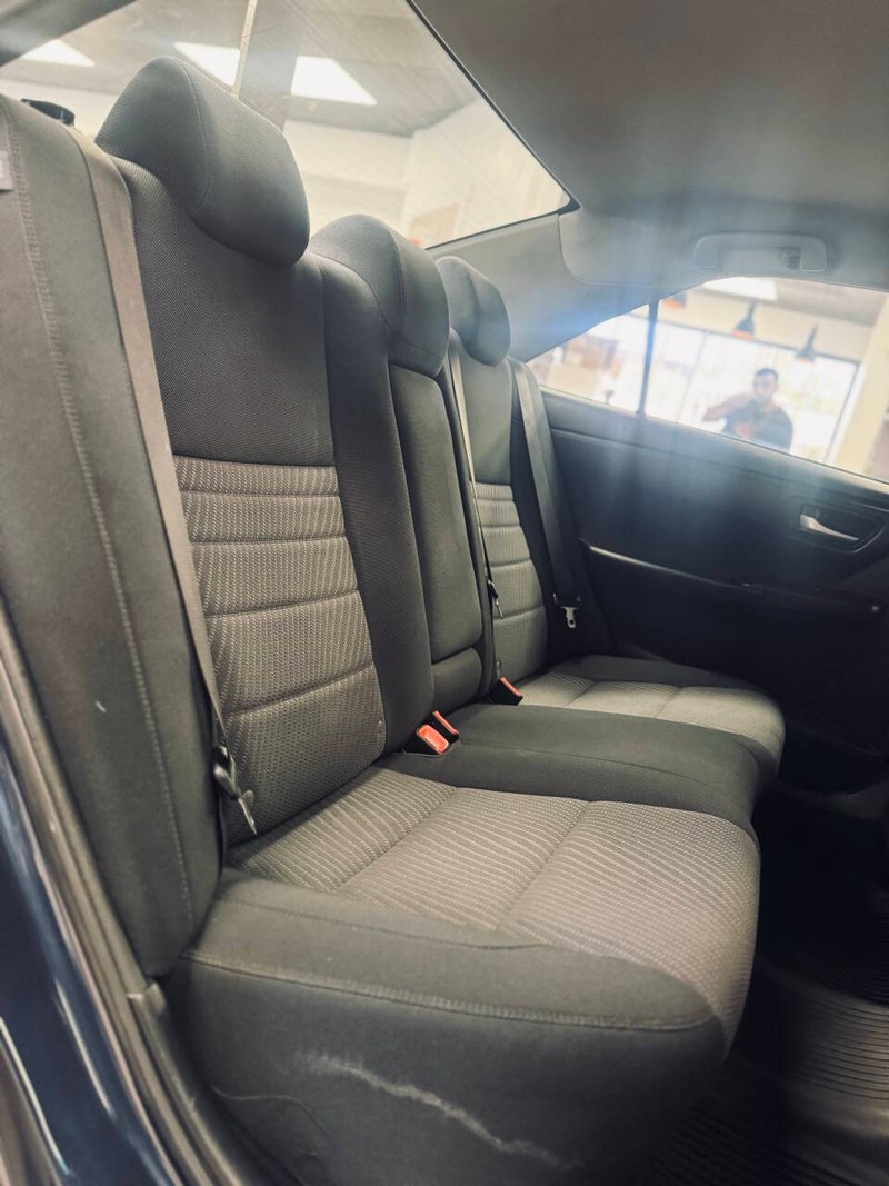 Toyota Camry Vehicle Full-screen Gallery Image 14
