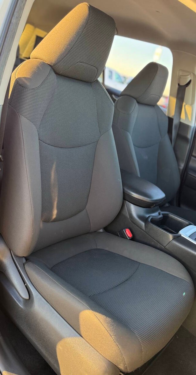Toyota RAV4 Vehicle Full-screen Gallery Image 15