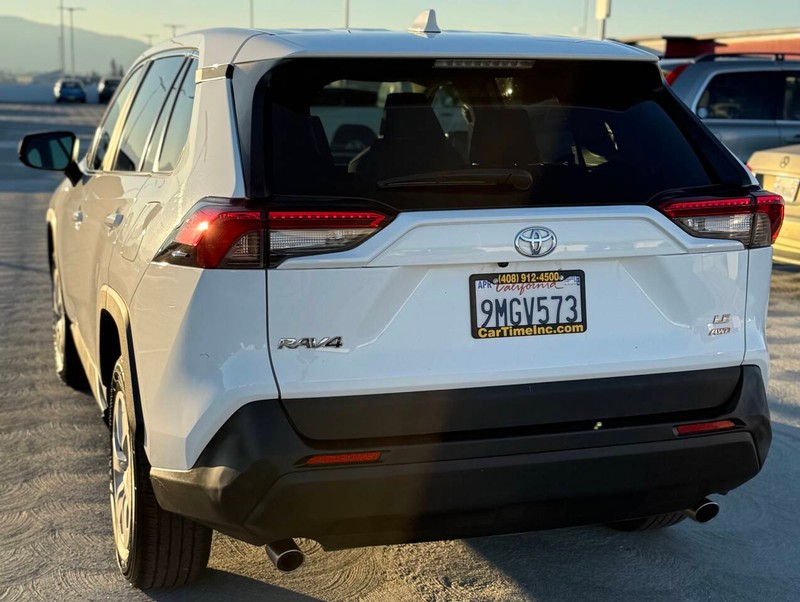 Toyota RAV4 Vehicle Full-screen Gallery Image 08
