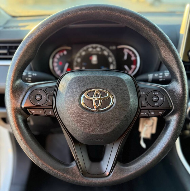 Toyota RAV4 Vehicle Full-screen Gallery Image 10
