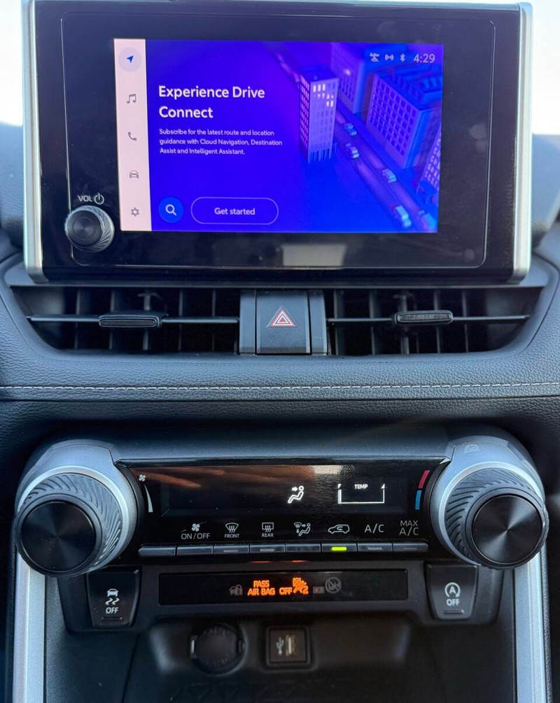 Toyota RAV4 Vehicle Full-screen Gallery Image 11