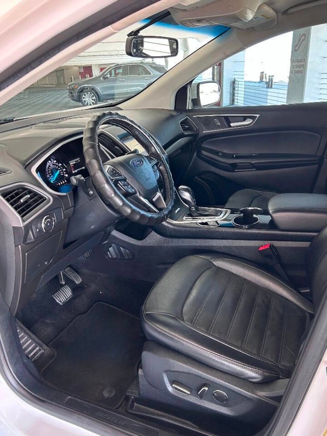 Ford Edge Vehicle Full-screen Gallery Image 12