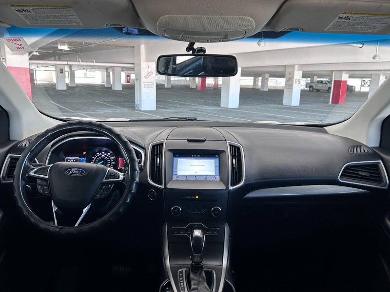 Ford Edge Vehicle Full-screen Gallery Image 09
